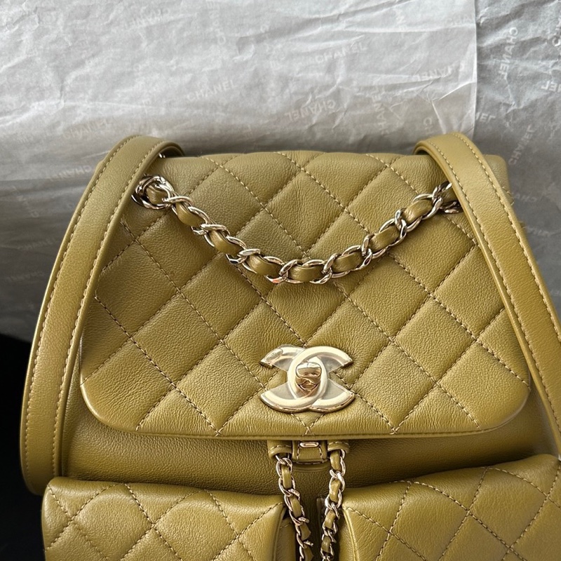 【配件：防塵袋 99新】💕Chanel 23A duma 中號 青蛙包 雙肩包 背包 綠色 橄欖綠 金扣 荔枝牛皮-2