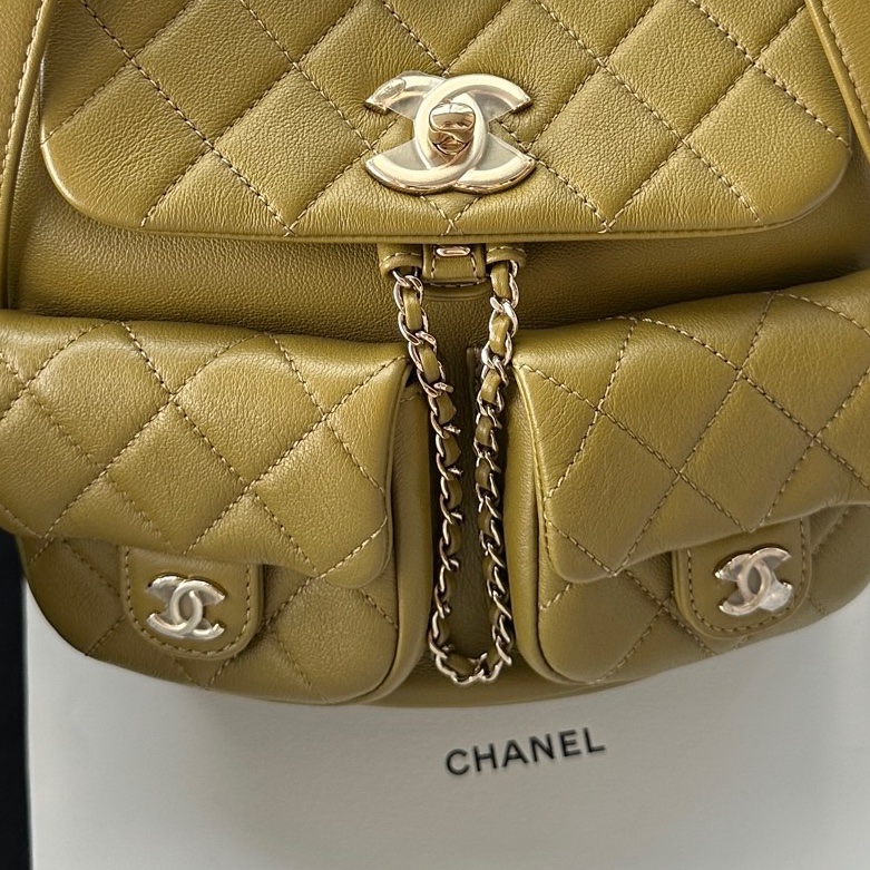 【配件：防塵袋 99新】💕Chanel 23A duma 中號 青蛙包 雙肩包 背包 綠色 橄欖綠 金扣 荔枝牛皮-3