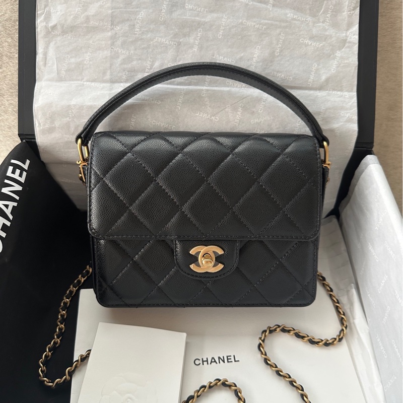 【配件:防塵袋、小票 99新💕】Chanel 24K 郵差包 中號 手柄 黑金 黑色 金扣 荔枝牛皮 手提 單肩 斜挎-0