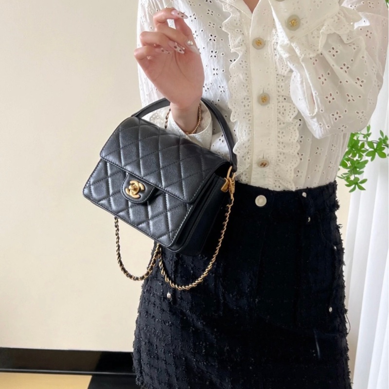 【配件:防塵袋、小票 99新💕】Chanel 24K 郵差包 中號 手柄 黑金 黑色 金扣 荔枝牛皮 手提 單肩 斜挎-1