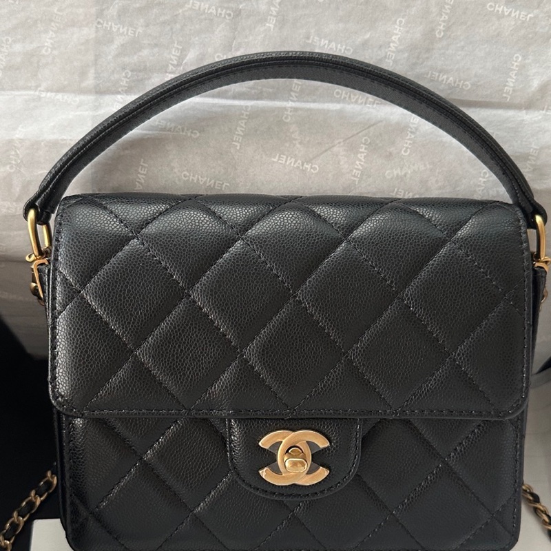 【配件:防塵袋、小票 99新💕】Chanel 24K 郵差包 中號 手柄 黑金 黑色 金扣 荔枝牛皮 手提 單肩 斜挎-2