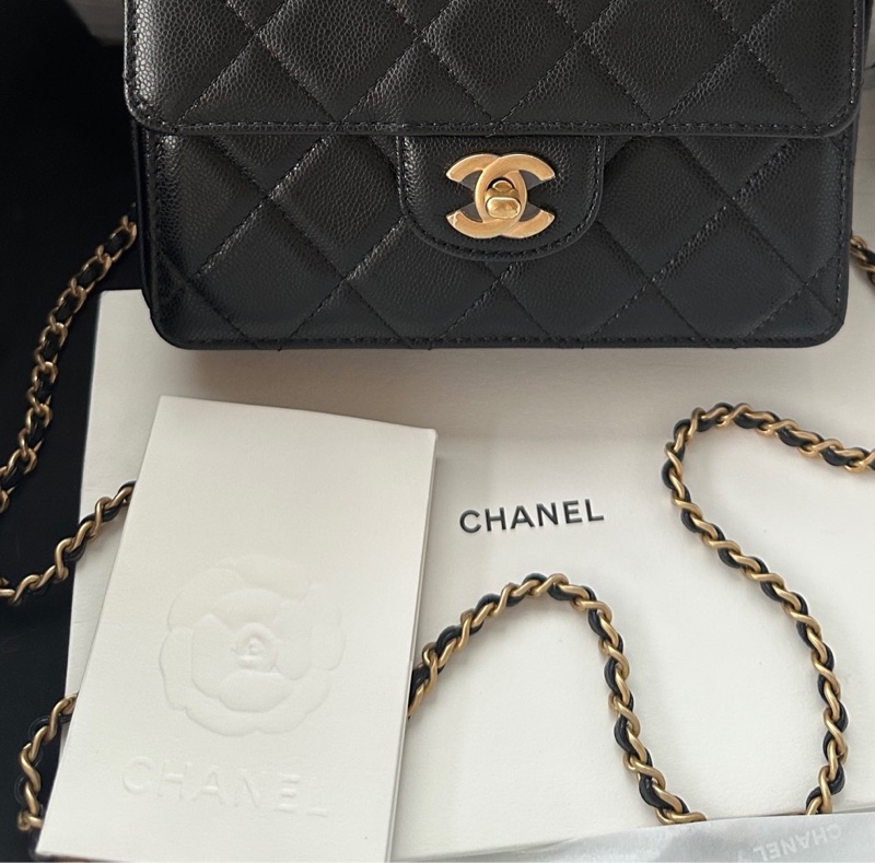 【配件:防塵袋、小票 99新💕】Chanel 24K 郵差包 中號 手柄 黑金 黑色 金扣 荔枝牛皮 手提 單肩 斜挎-3