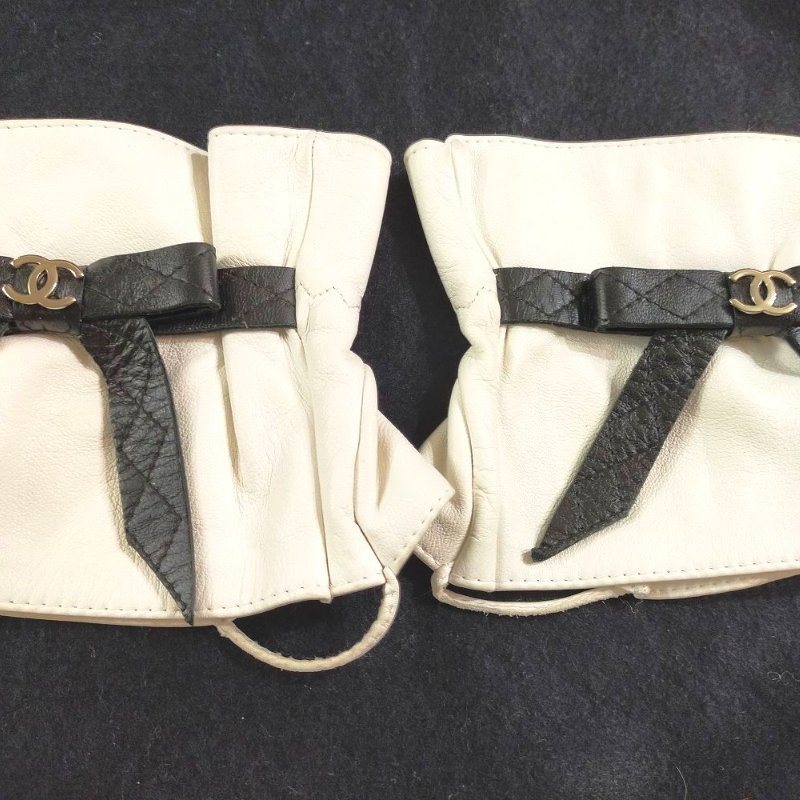CHANEL 白色真皮展場用手腕套-0