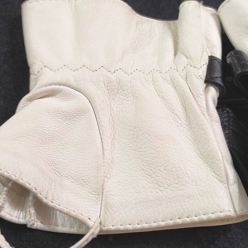 CHANEL 白色真皮展場用手腕套-3