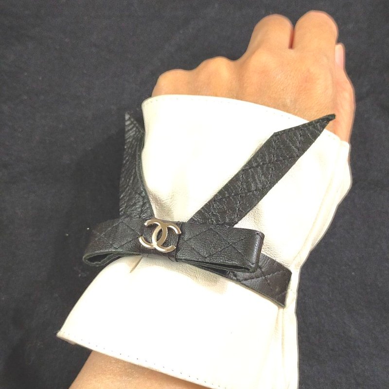 CHANEL 白色真皮展場用手腕套-9