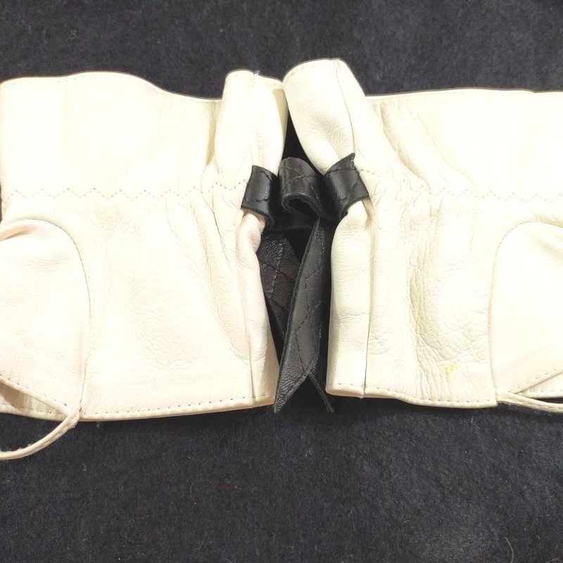 CHANEL 白色真皮展場用手腕套-11