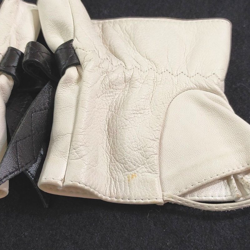 CHANEL 白色真皮展場用手腕套-12