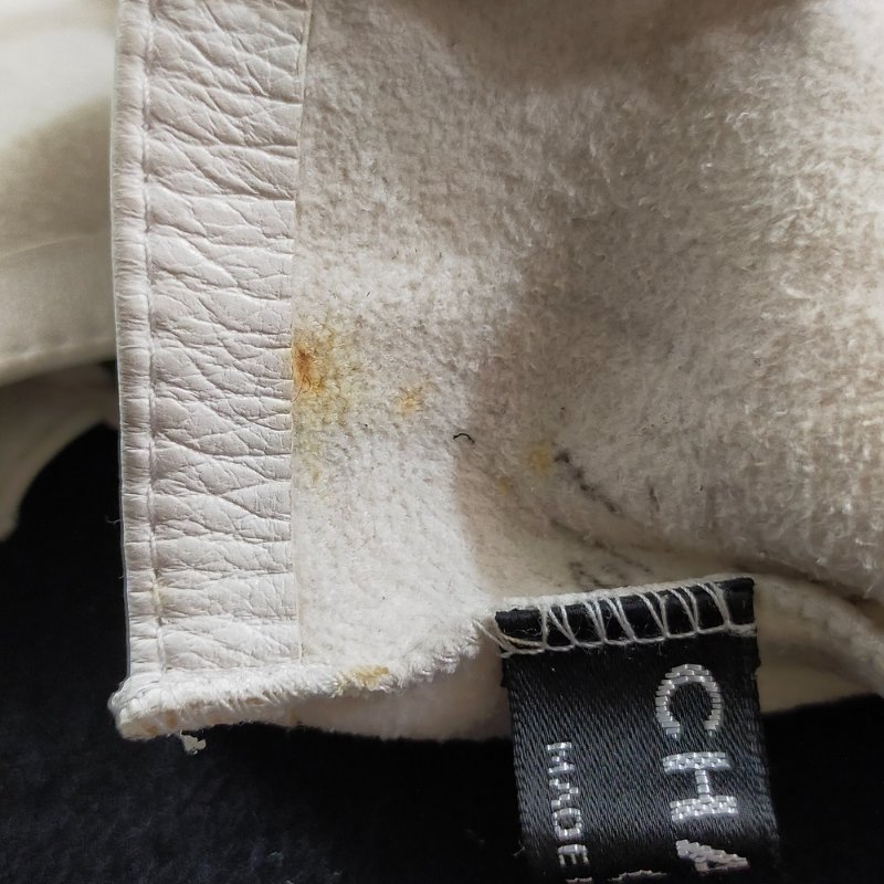 CHANEL 白色真皮展場用手腕套-13