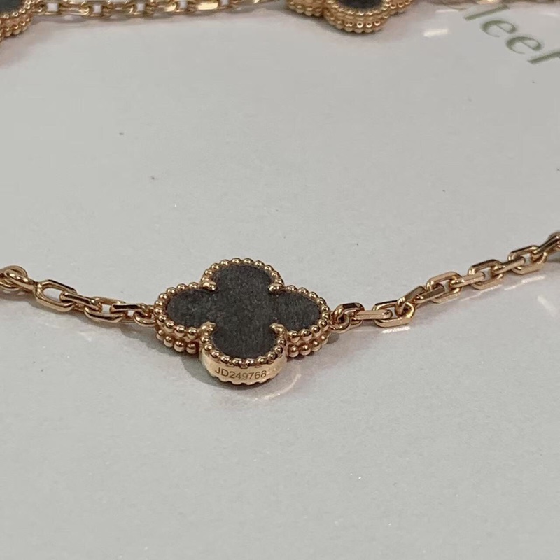 VCA梵克雅寶VIC限定款銀曜石一套二十花項鍊，銀曜石給人很神秘的感覺，不同角度呈現黑色，灰色，銀色三種顏色 23年購入-4