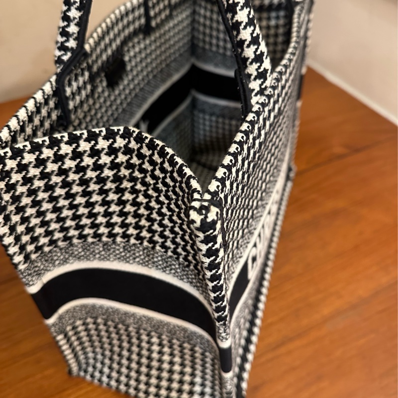 DIOR 黑白千鳥格托特包-8