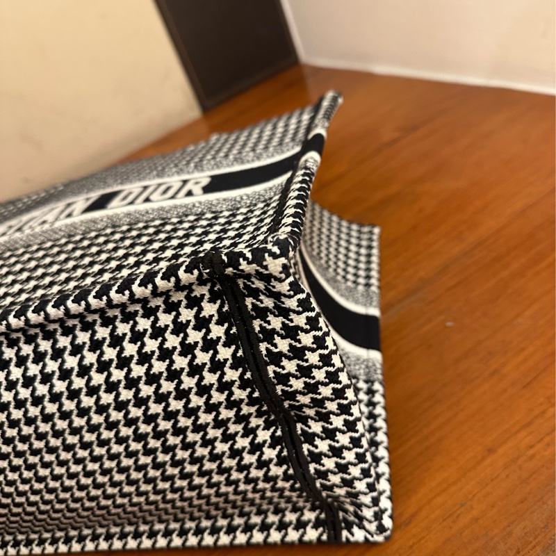 DIOR 黑白千鳥格托特包-11