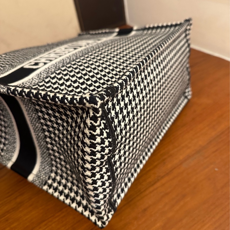 DIOR 黑白千鳥格托特包-12