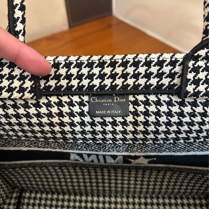DIOR 黑白千鳥格托特包-15