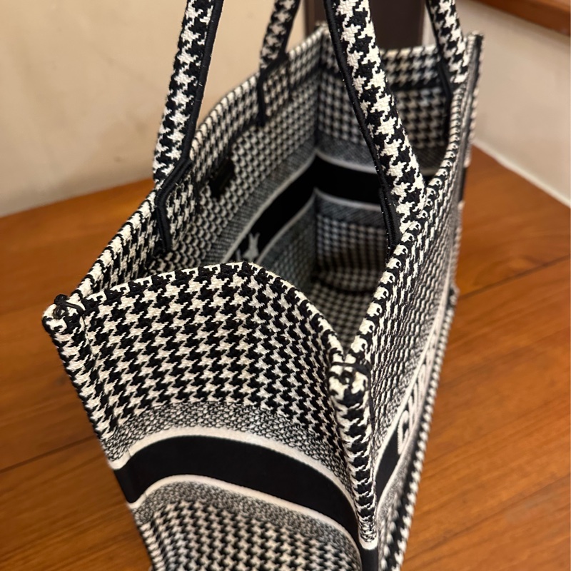 DIOR 黑白千鳥格托特包-18