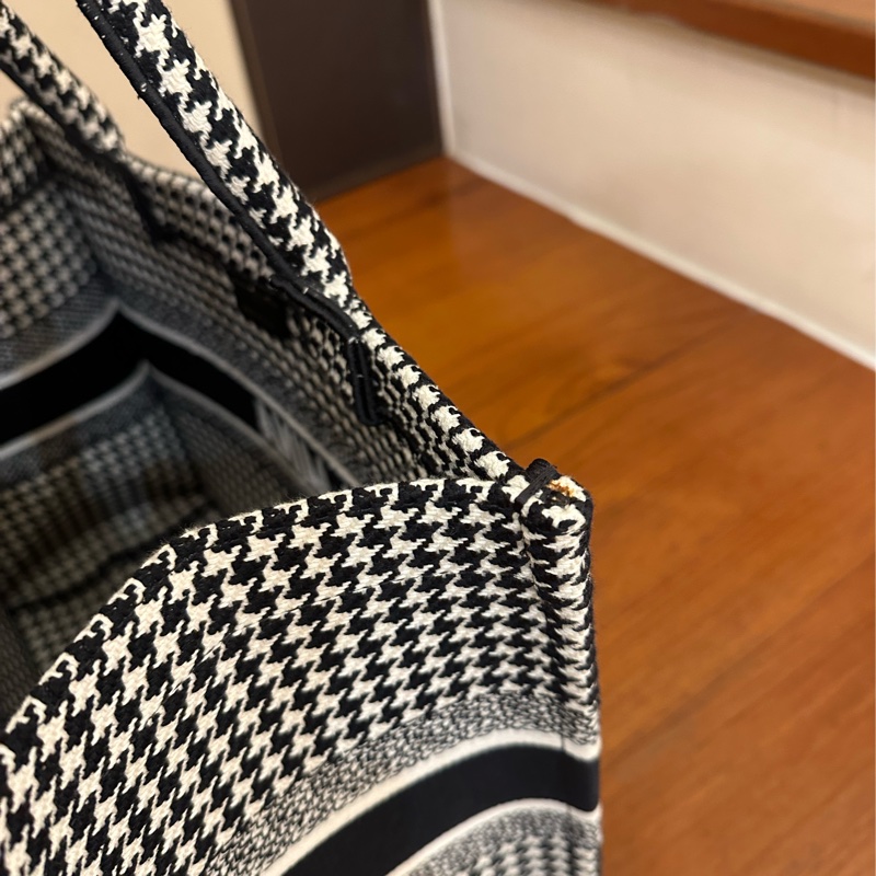 DIOR 黑白千鳥格托特包-19