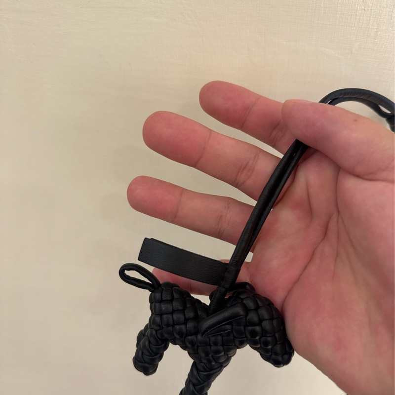 BV黑編織小狗吊飾-8