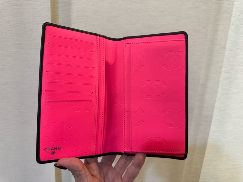 Chanel 黑牛皮拚桃紅內零錢袋7卡對開康朋長夾-5