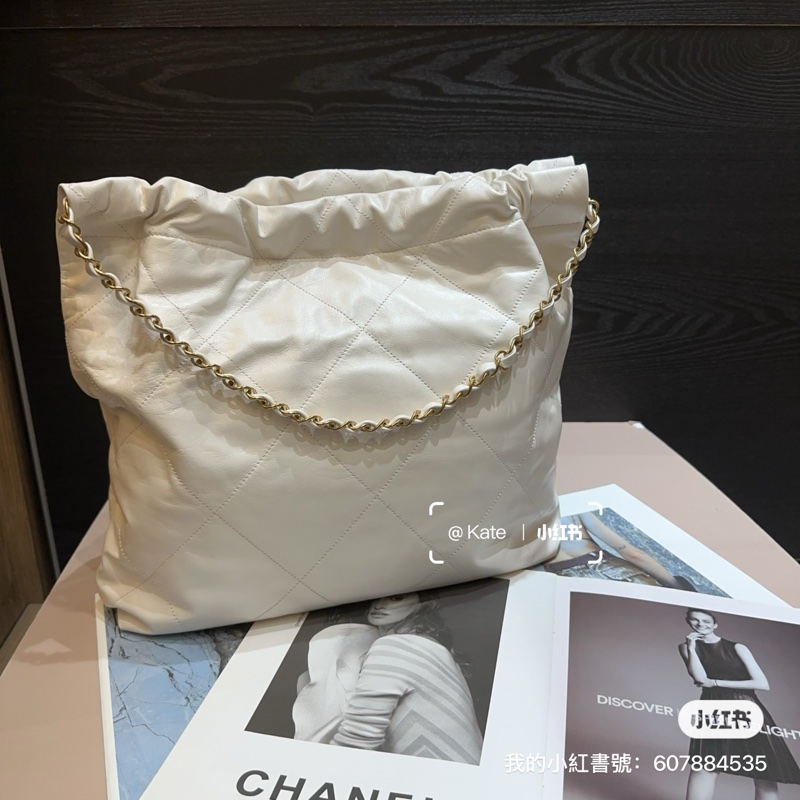 Chanel 22白牛皮金釦中號肩背托特包-1