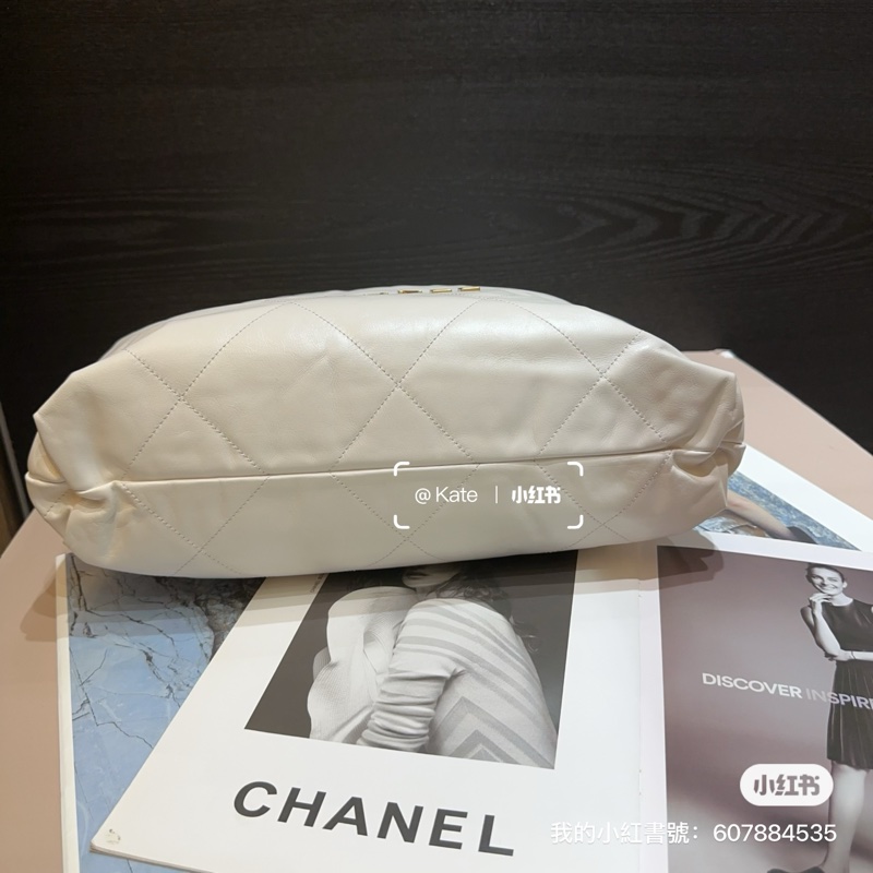 Chanel 22白牛皮金釦中號肩背托特包-4