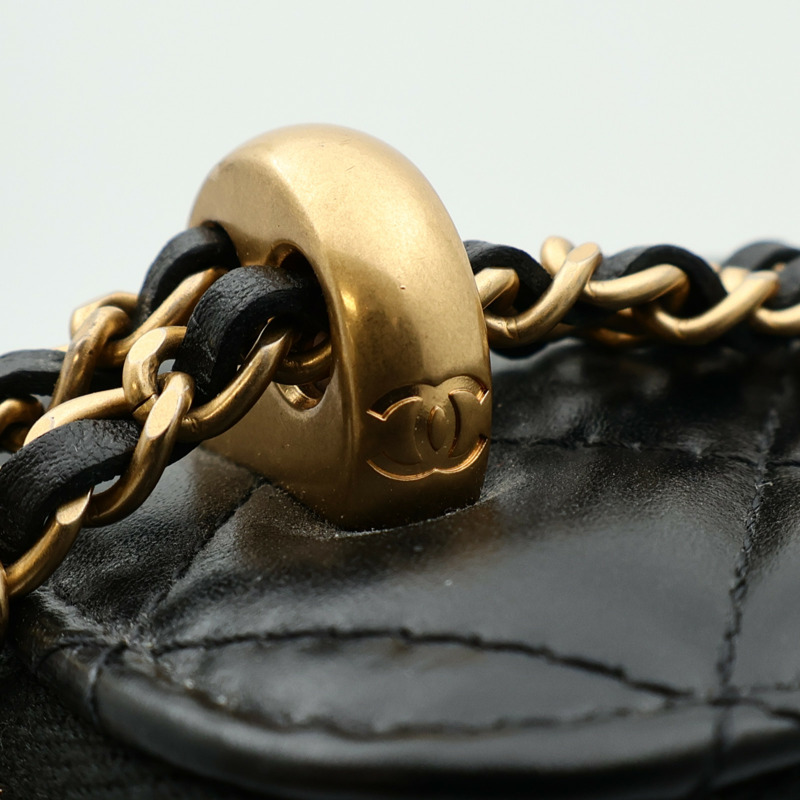 CHANEL 羊皮皮革Mini Vanity Case金扣鏈帶肩背袋-13