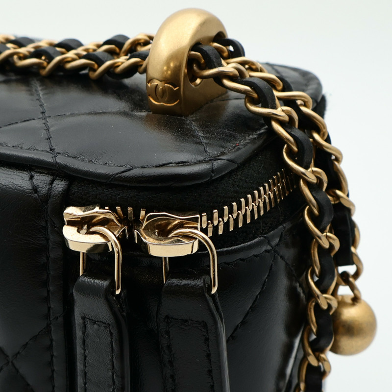 CHANEL 羊皮皮革Mini Vanity Case金扣鏈帶肩背袋-14