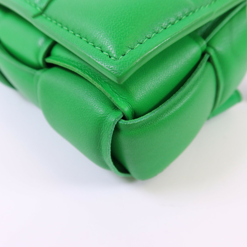 BOTTEGA VENETA 皮革Cassette Padded Mini肩背袋-8