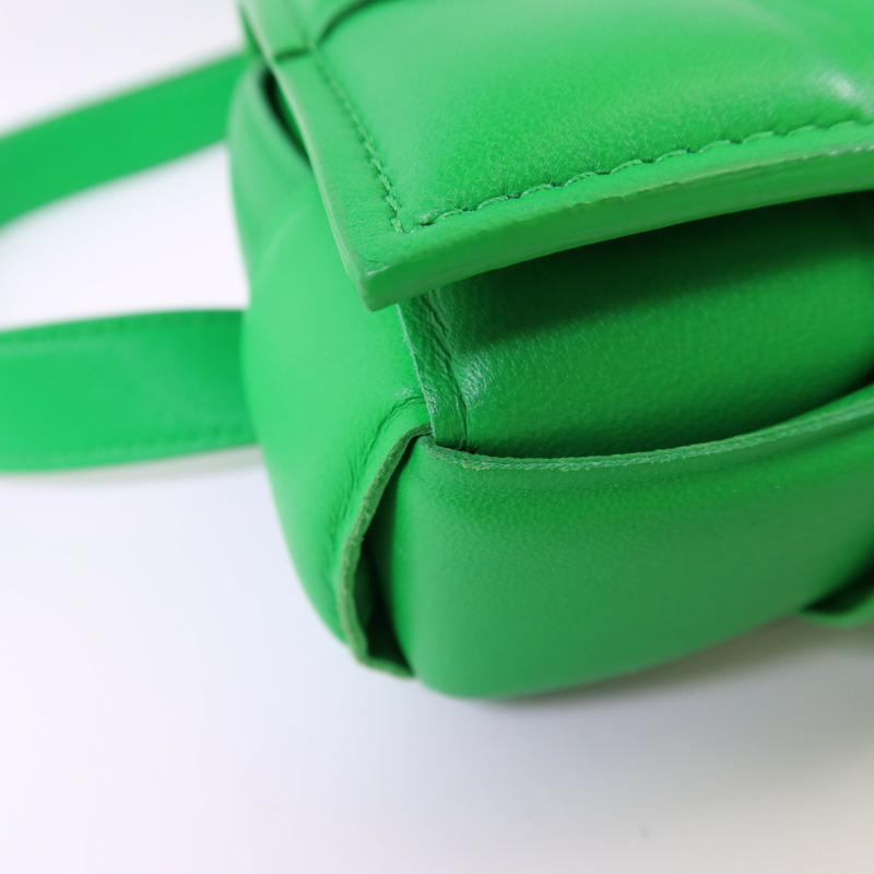 BOTTEGA VENETA 皮革Cassette Padded Mini肩背袋-9