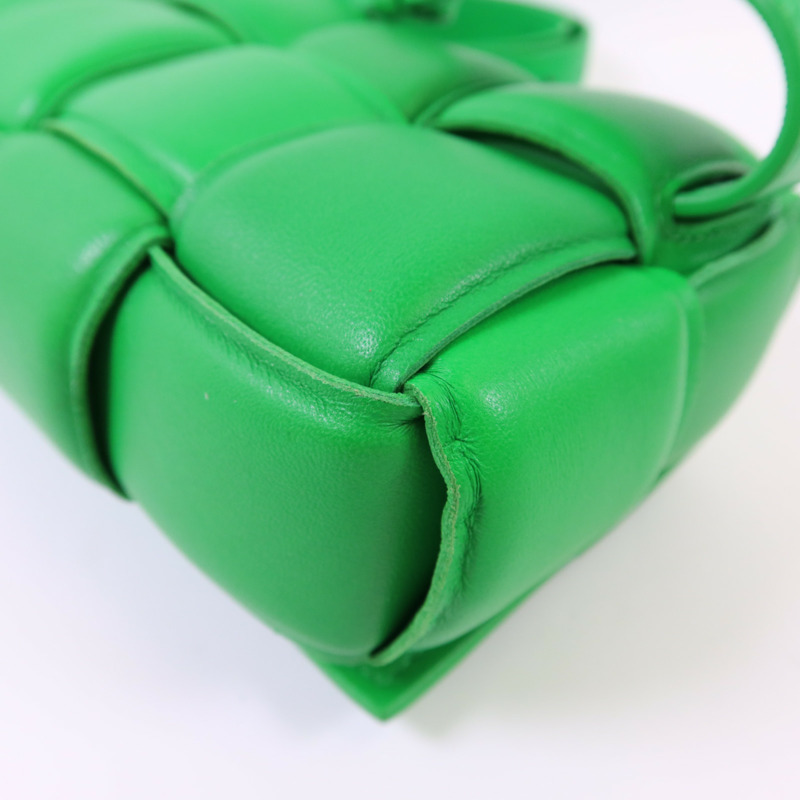 BOTTEGA VENETA 皮革Cassette Padded Mini肩背袋-10