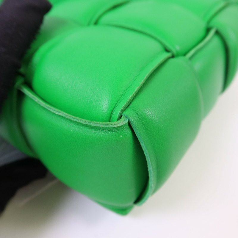 BOTTEGA VENETA 皮革Cassette Padded Mini肩背袋-11