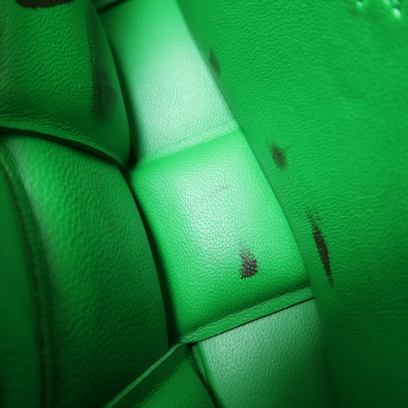 BOTTEGA VENETA 皮革Cassette Padded Mini肩背袋-14