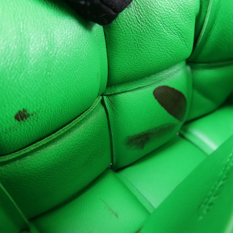 BOTTEGA VENETA 皮革Cassette Padded Mini肩背袋-15