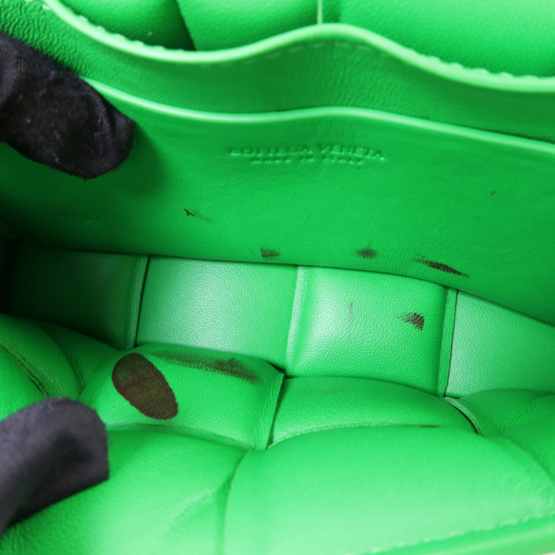 BOTTEGA VENETA 皮革Cassette Padded Mini肩背袋-16