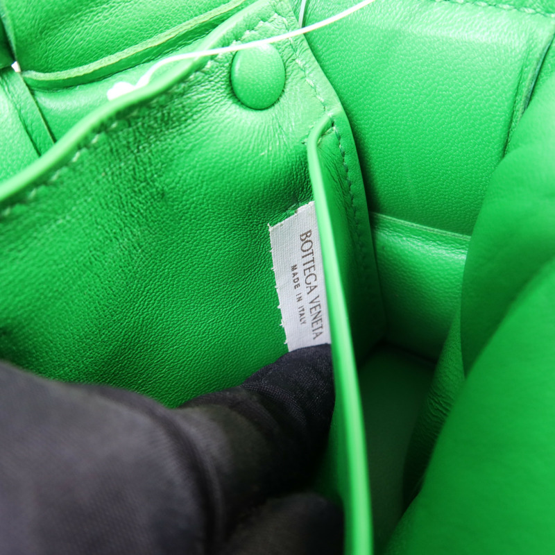 BOTTEGA VENETA 皮革Cassette Padded Mini肩背袋-17