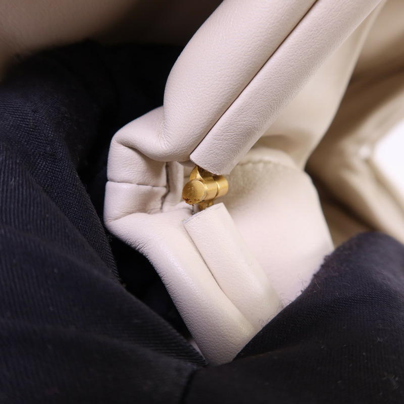 BOTTEGA VENETA 牛皮皮革Cloud Clutch手拿包-9