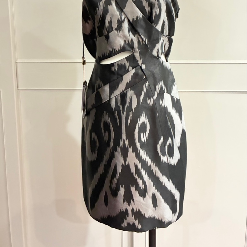 全新吊牌在GUCCI黒灰色系設計感修身洋裝-11