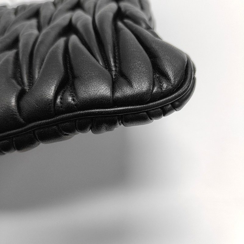 Miu Miu黑色羊皮手拿包金色五金 9.8新-9