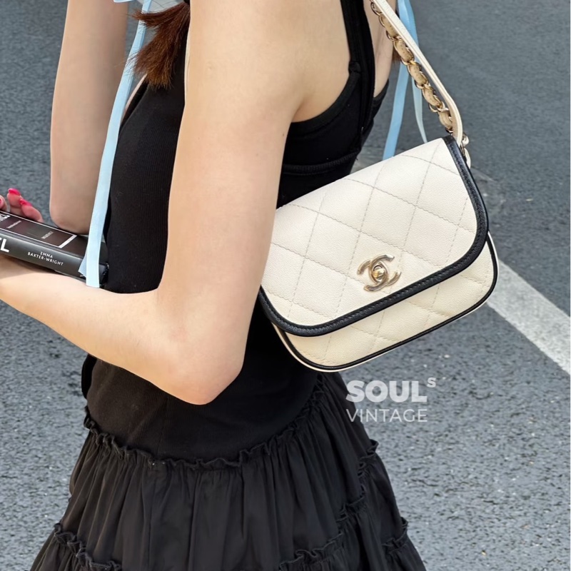 香奈兒CHANEL 2021s荔枝牛皮黑白熊貓色 馬鞍包 郵差包-2