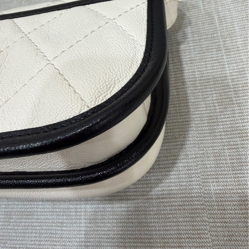 香奈兒CHANEL 2021s荔枝牛皮黑白熊貓色 馬鞍包 郵差包-11