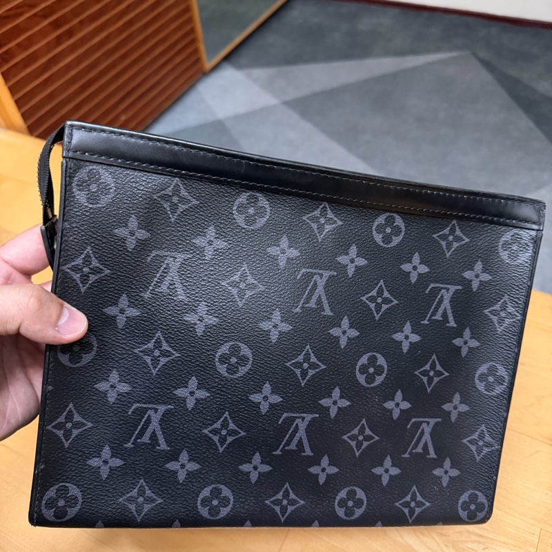 Lv黑老花手拿包 (M61692)-1