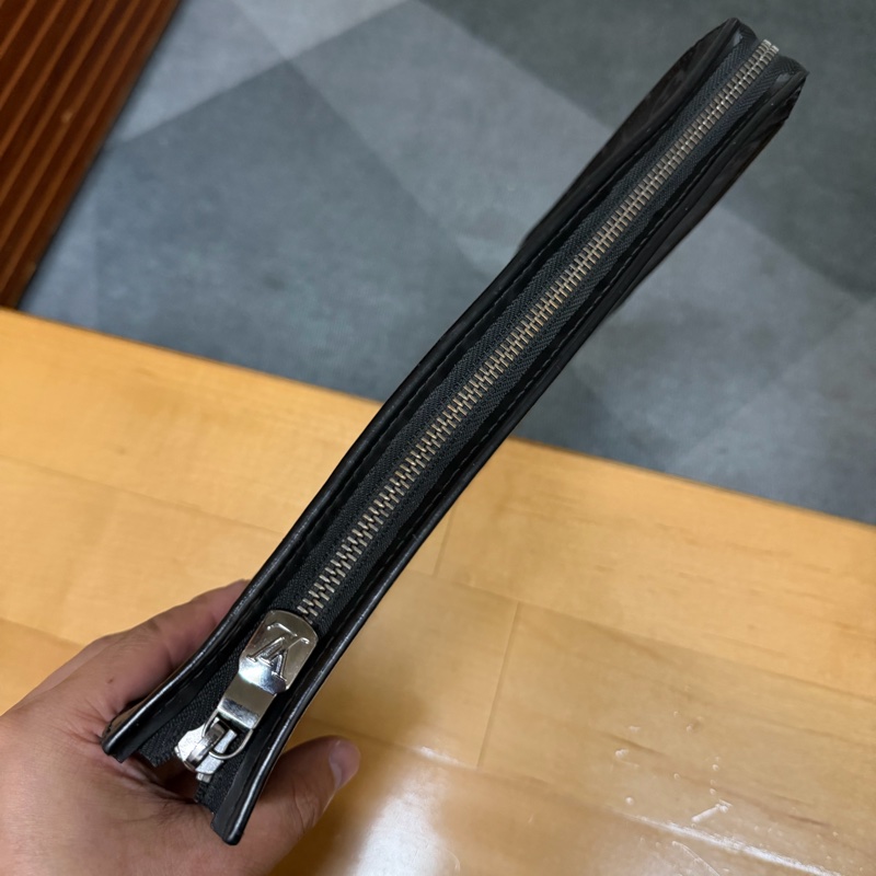 Lv黑老花手拿包 (M61692)-4