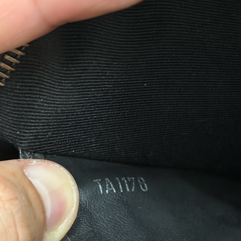 Lv黑老花手拿包 (M61692)-9