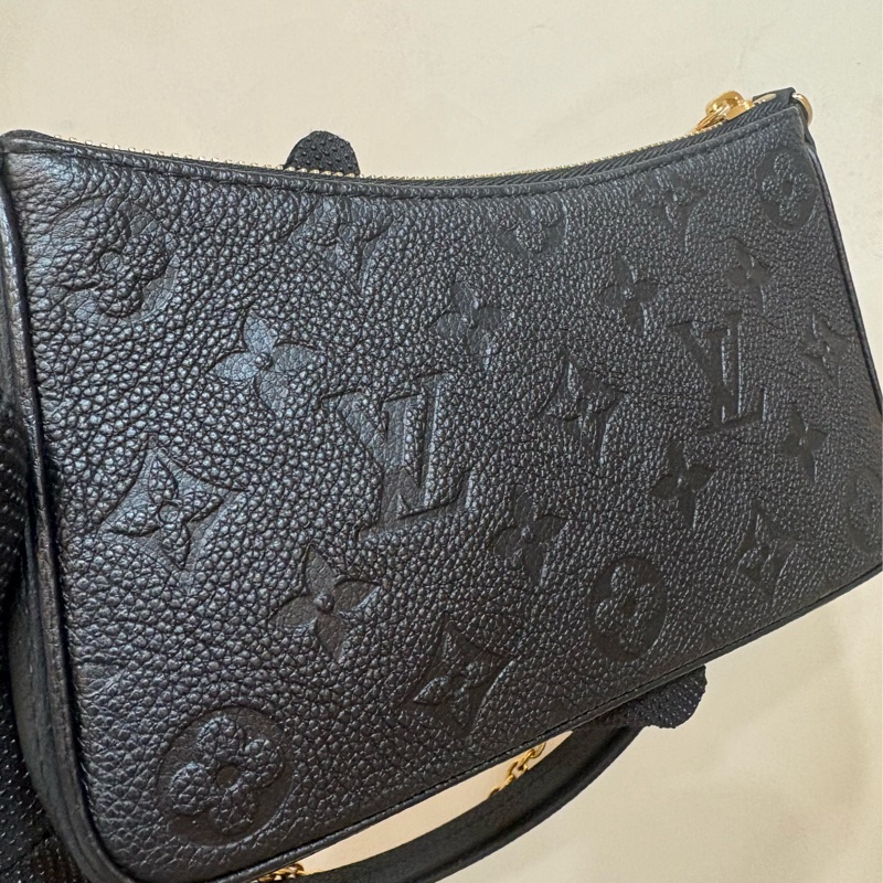LV Easy Pouch On Strap 壓紋黑色-2
