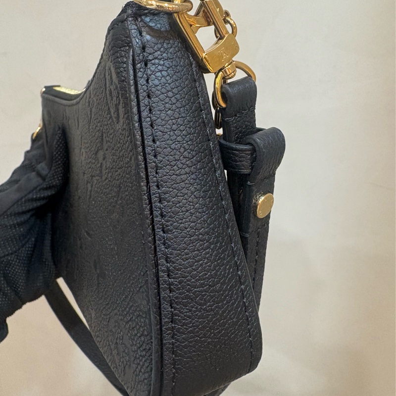LV Easy Pouch On Strap 壓紋黑色-4