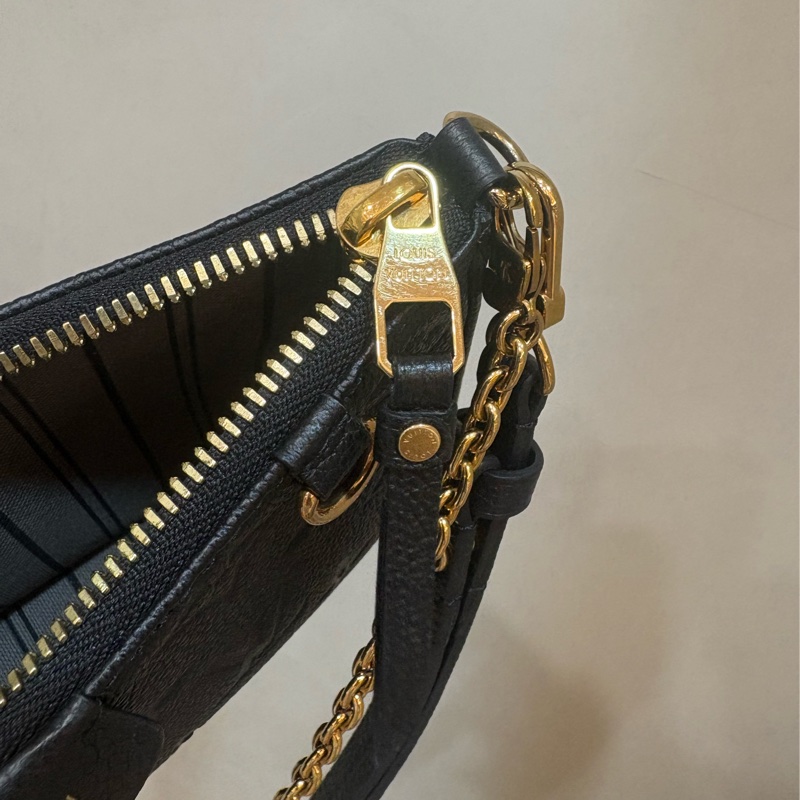 LV Easy Pouch On Strap 壓紋黑色-6