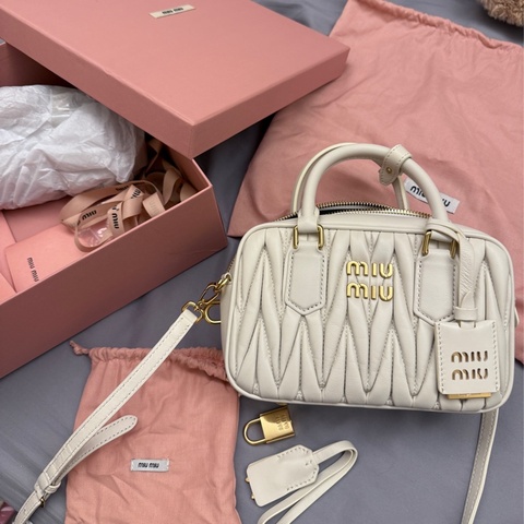 miumiu白色保齡球包 全新大全配含提袋