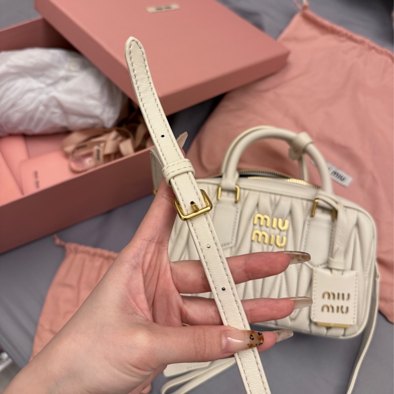 miumiu白色保齡球包 全新大全配含提袋-1