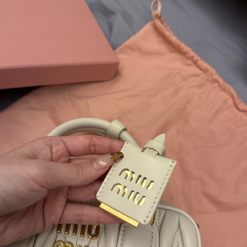 miumiu白色保齡球包 全新大全配含提袋-3
