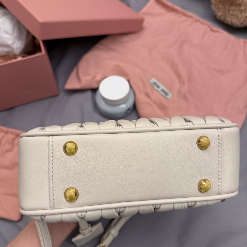 miumiu白色保齡球包 全新大全配含提袋-4