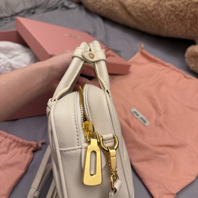 miumiu白色保齡球包 全新大全配含提袋-5