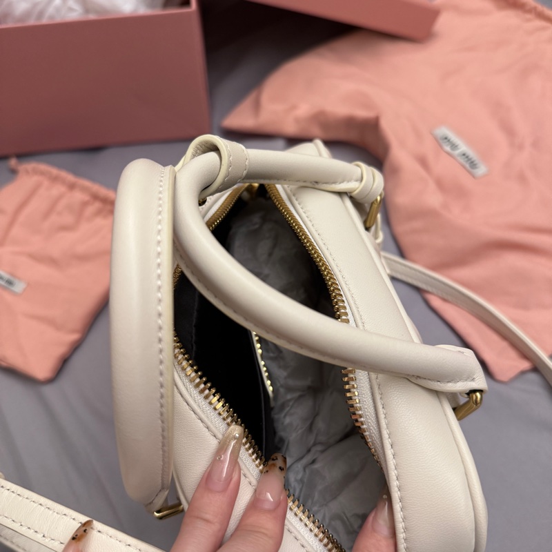 miumiu白色保齡球包 全新大全配含提袋-7